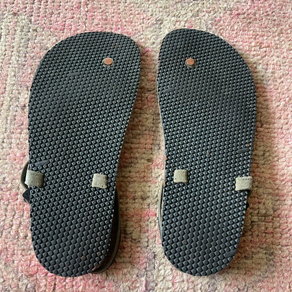 Earth Runners Sandals - Picture 3 of 5